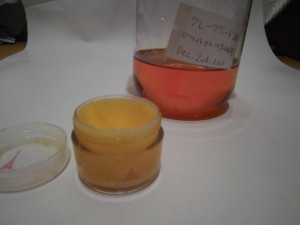 蜜蝋のクリームと、トマトリコピンを抽出したオイルの画像。